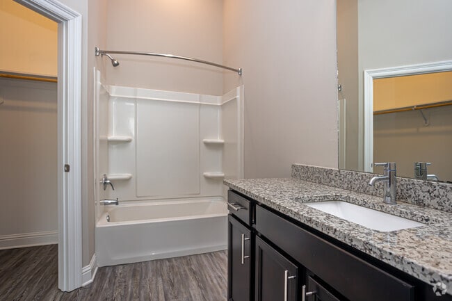 2BR, 2BA - 978SF