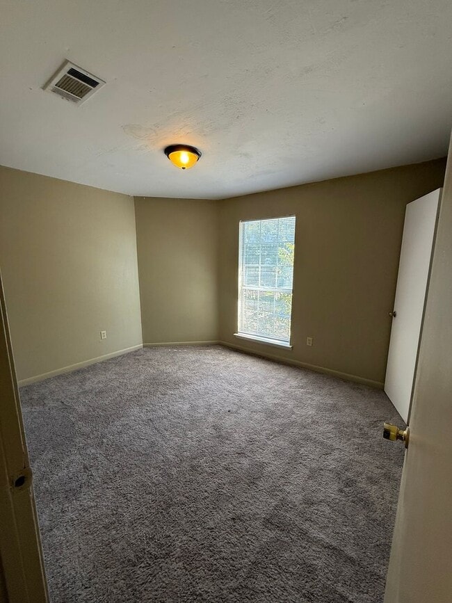 Photo - 2BD 1.5BA TOWNHOUSE WITH WATER INCLUDED