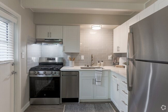 2BR, 1BA - 835SF - Kitchen