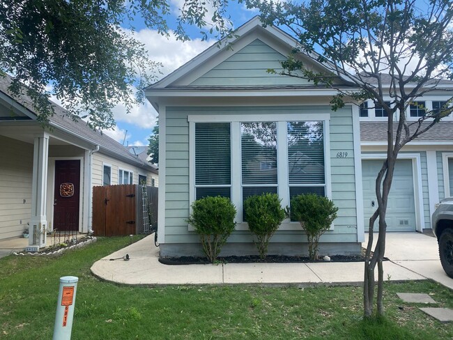 Building Photo - Beautiful 3 bedroom townhome available for rent for ASAP move in!!!! Medical Center Area!!!