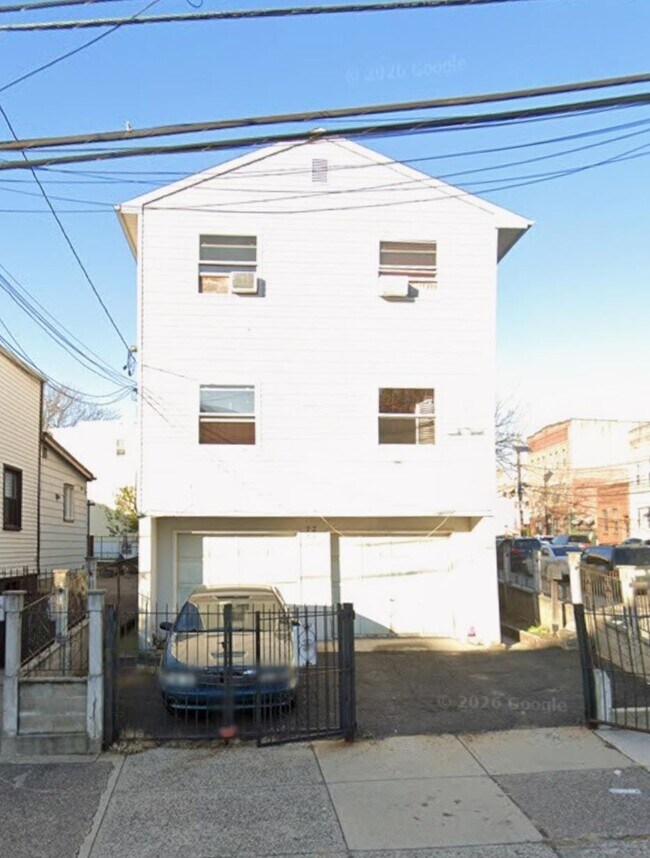 Building Photo - 74 Logan Ave Unit 1