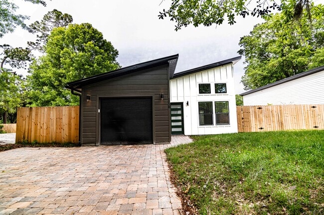 Spacious 3BR/3BA home in a quiet neighborh... - Spacious 3BR/3BA home in a quiet neighborh...