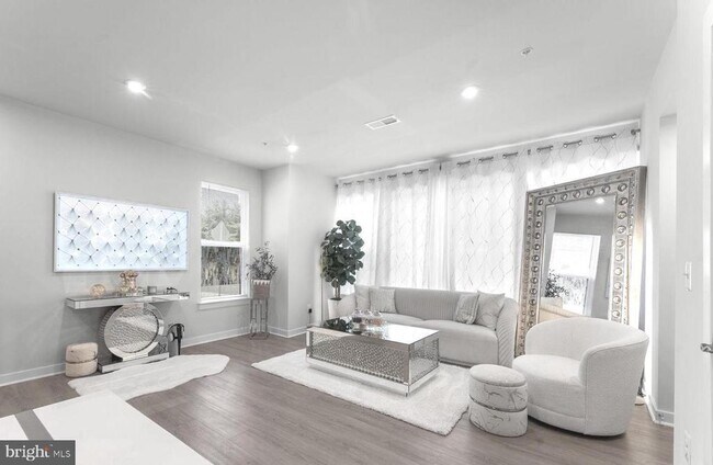 Photo - 43785 Transit Sq