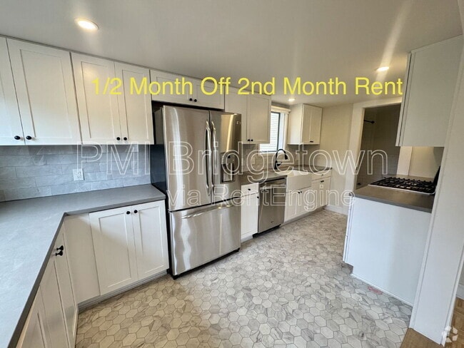 Building Photo - 834 NE Shaver St Rental