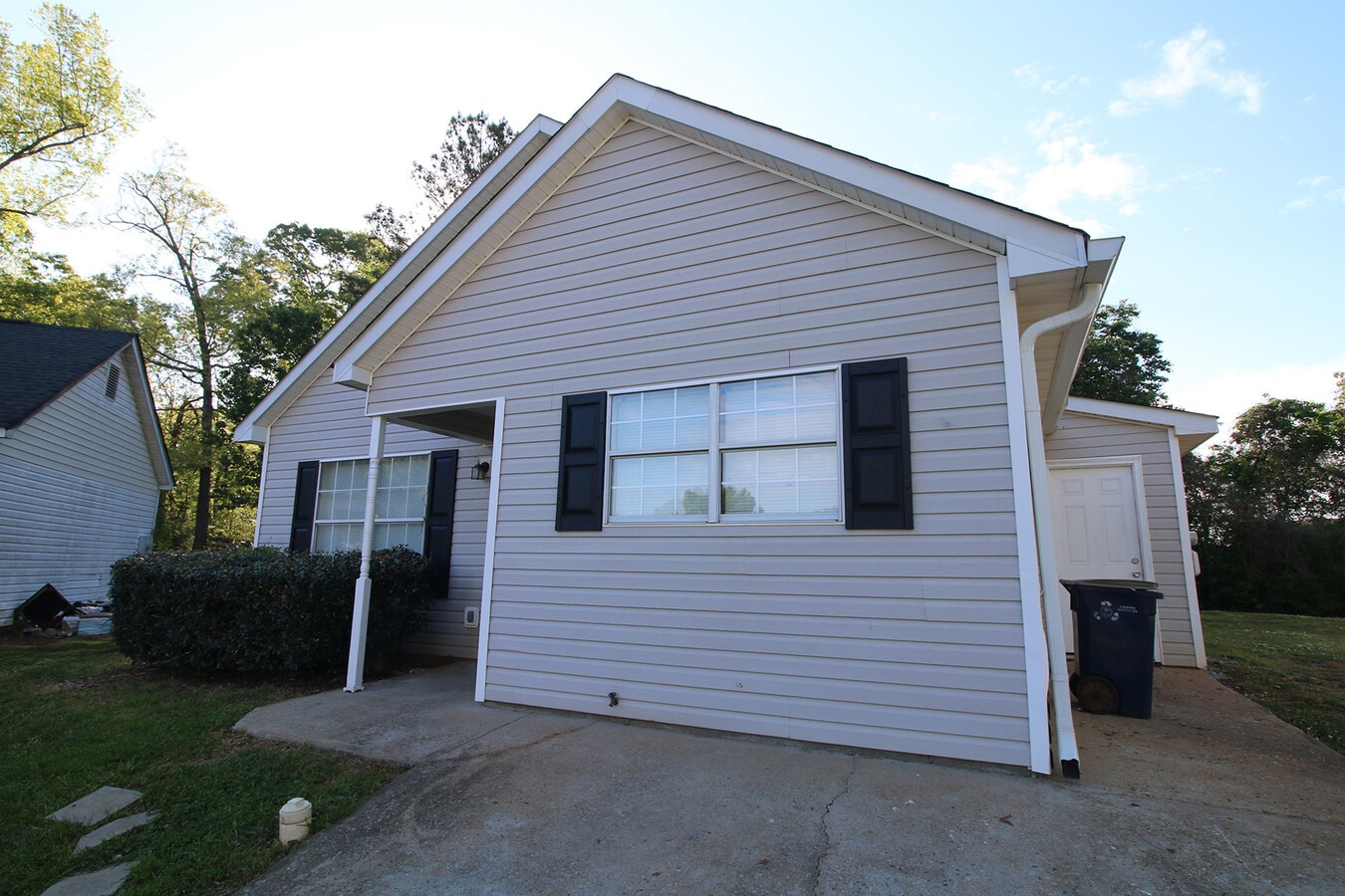 Photo - 113 Shandon Ln