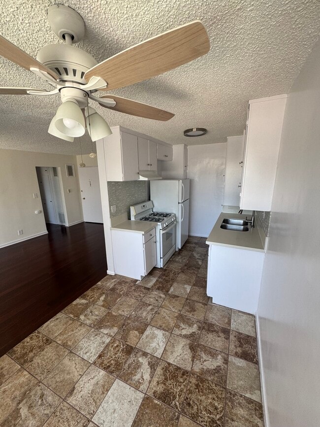 Photo - 1810 N Bronson Ave Unidad 211