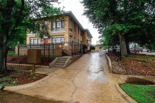 Building Photo - 814 N Congress St Unit 8