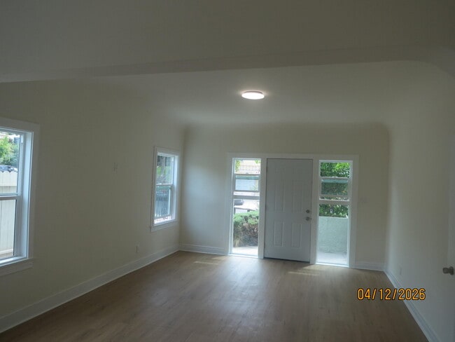 Photo - 2045 S Harcourt Ave Unidad 2045 S Harcourt Ave