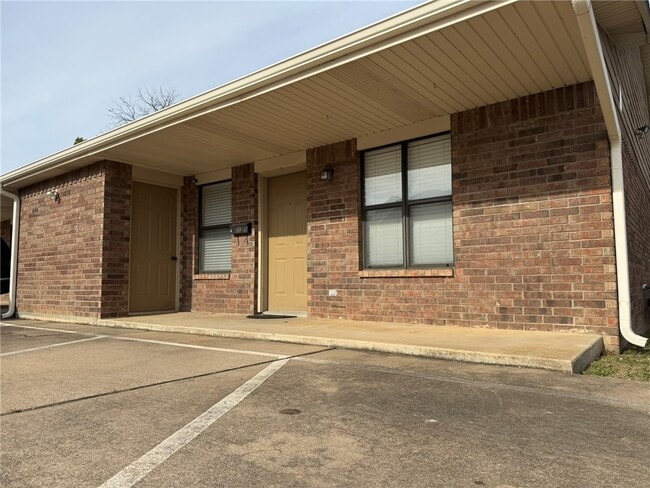 Building Photo - 508 NW 5th St Unit A