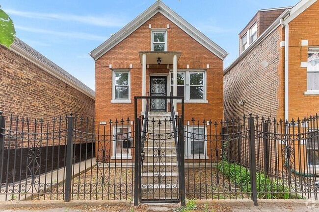 Building Photo - 2450 S Whipple St Rental