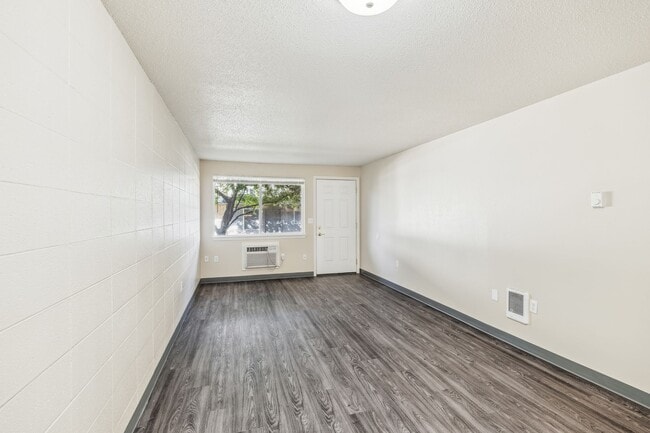 Photo - The Oaks Apartments