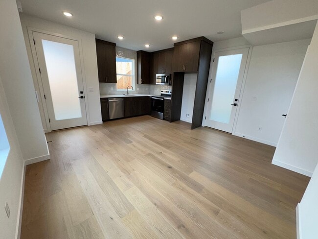 Building Photo - L0652 Unit B