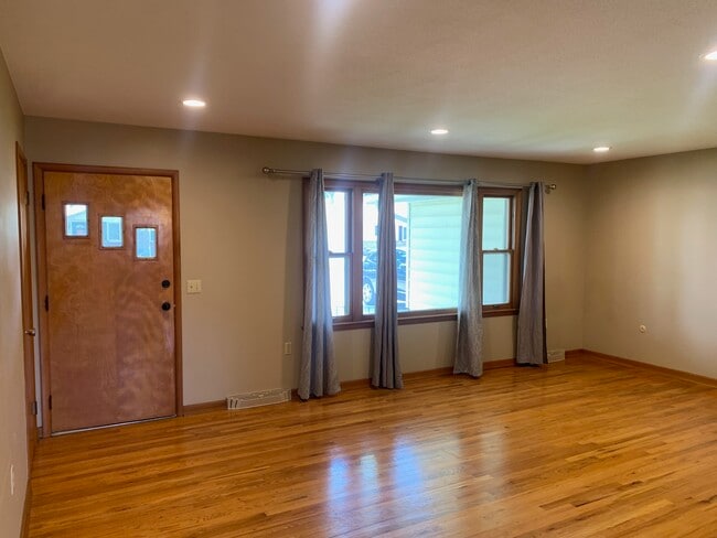 Front entry living room - 2304 N Sycamore St