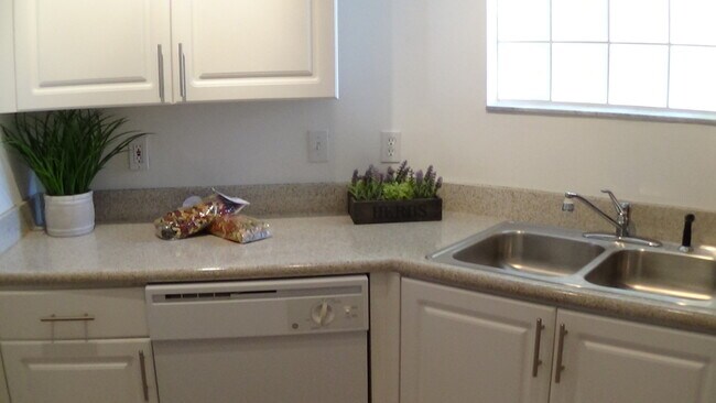 Photo - Ask About Our Manager Special!! Unidad 1971-306