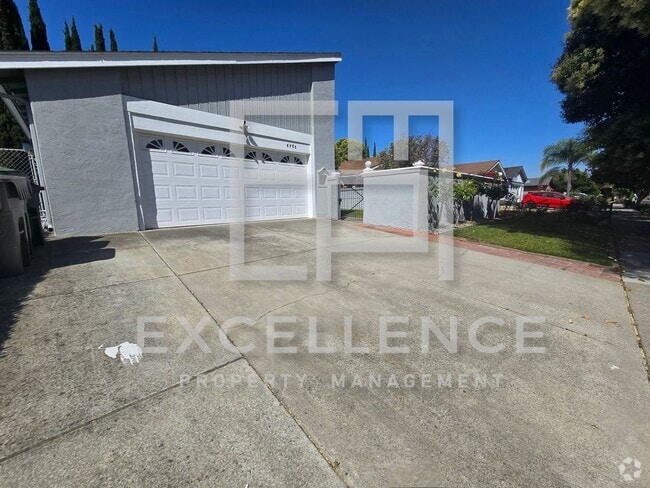 Building Photo - 4/2 House With Private Pool & Hot Tub, AC,...