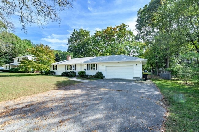Building Photo - 557 Maple Rd