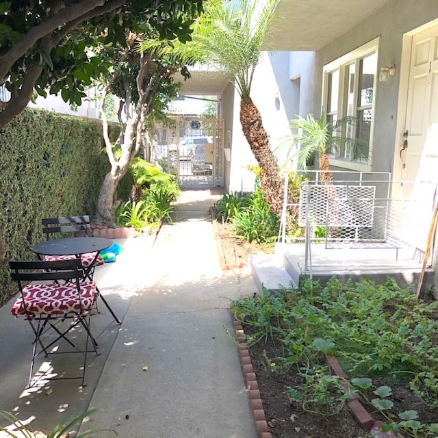 Photo - 1320 N Martel Ave Unidad 6