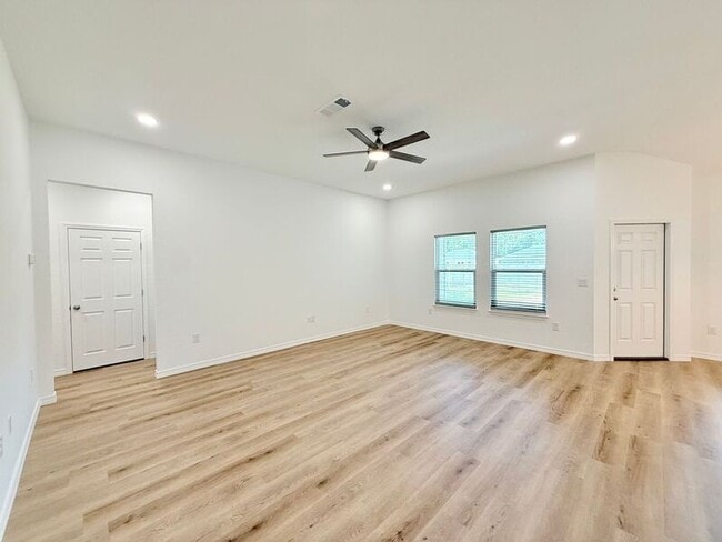 Photo - 3384 Hudson Bend