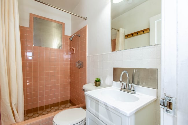 Photo - 210 E North St