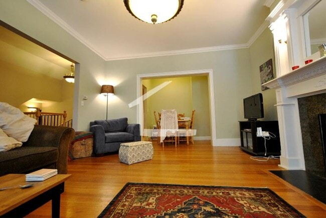 Building Photo - Awesome 3 bed 2 bath in Brookline...
