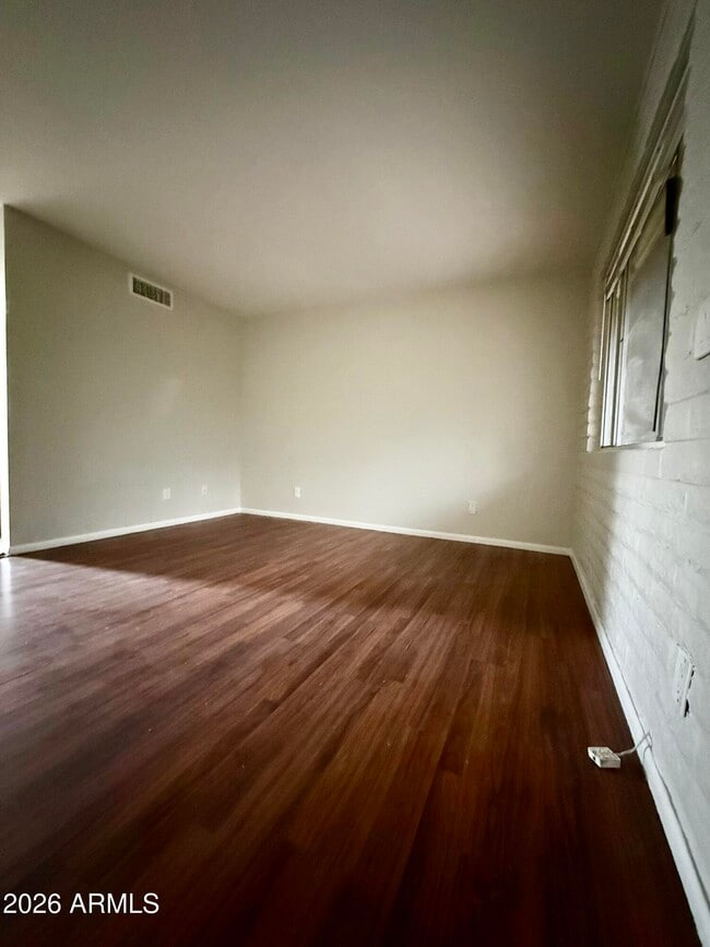 Photo - 825 E 5th St