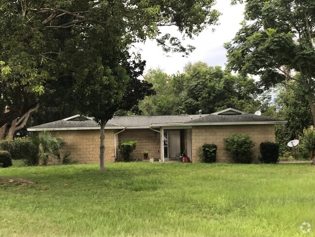 Building Photo - 2/2 Home in Silver Springs Shores