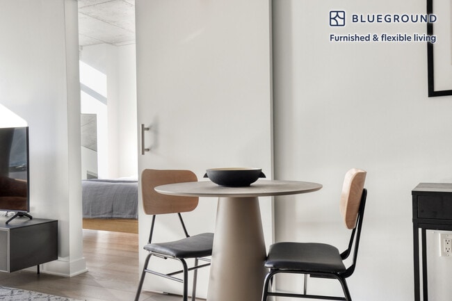 Photo - 311 W Illinois St Unidad FL8-ID816