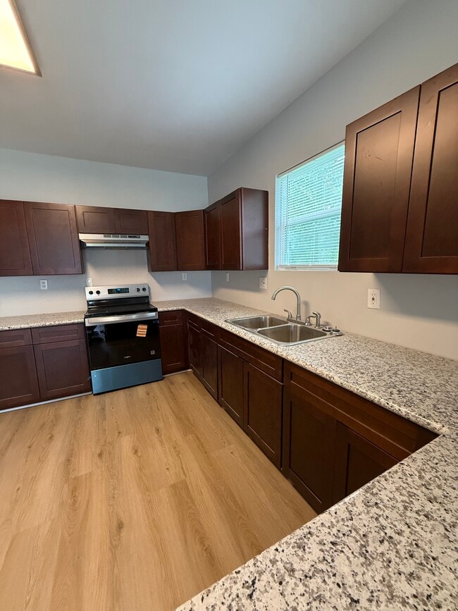 Photo - 334 Flicker St