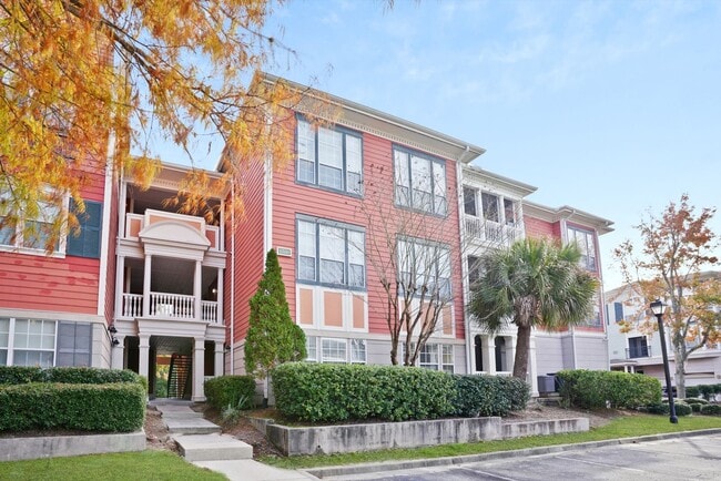 Building Photo - 2 bedroo 2-bathroom ground floor with screened patio for rent Wilmington Island