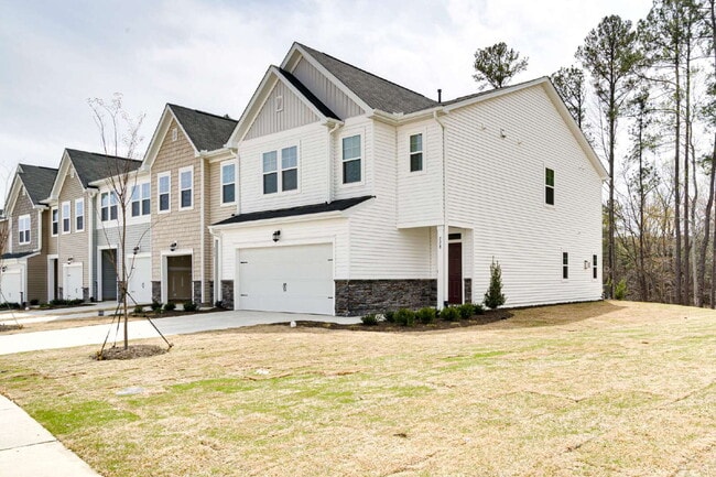 Building Photo - End-unit 3 bedroom townhome with Screened Porch!