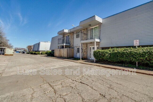 Photo - 6032 NW Expressway Unit D