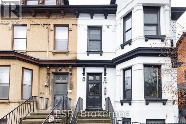 Photo - 205 Gerrard St E