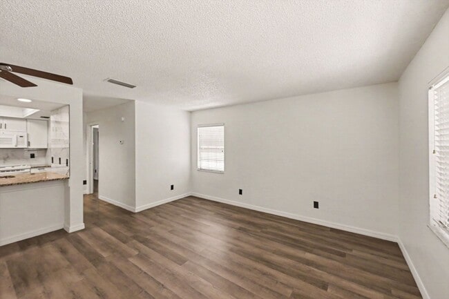 Photo - 3100-3111 Sir Hamilton Cir