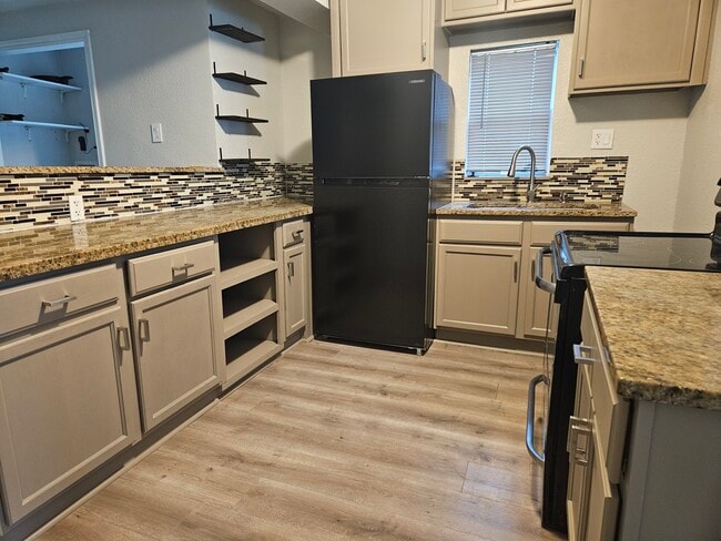 Full Kitchen - 2523 7th Ave N