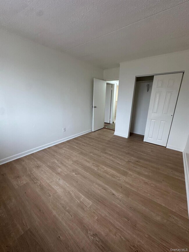 Building Photo - 56-11 Clover Pl Unit 102