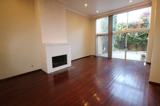 Photo - Townhome for Lease in Desirable Encino!