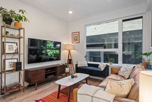 Building Photo - 422C 10th Ave E Unit SI FL4-ID1035863P