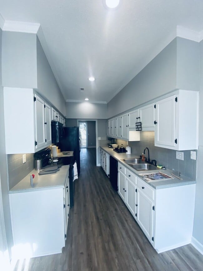 Building Photo - Coming Soon.... Spacious 3 Bedroom 2.5 Bath Townhome!!