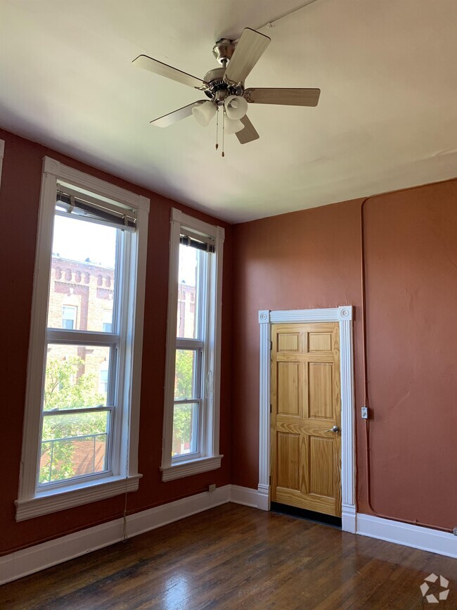 Building Photo - 8 W 5th St Rental