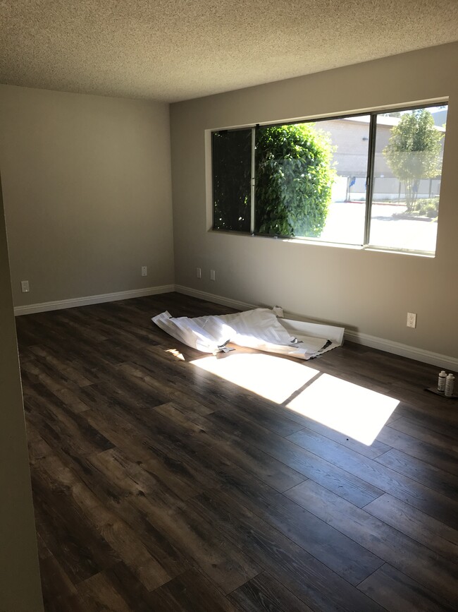 300 W Lohart Ave