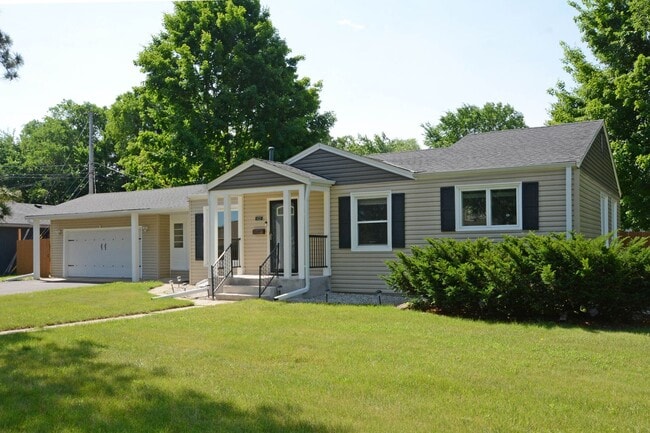 Building Photo - Beautiful 3-Bedroom 2-Bathroom Home in Bloomington - Available Now!