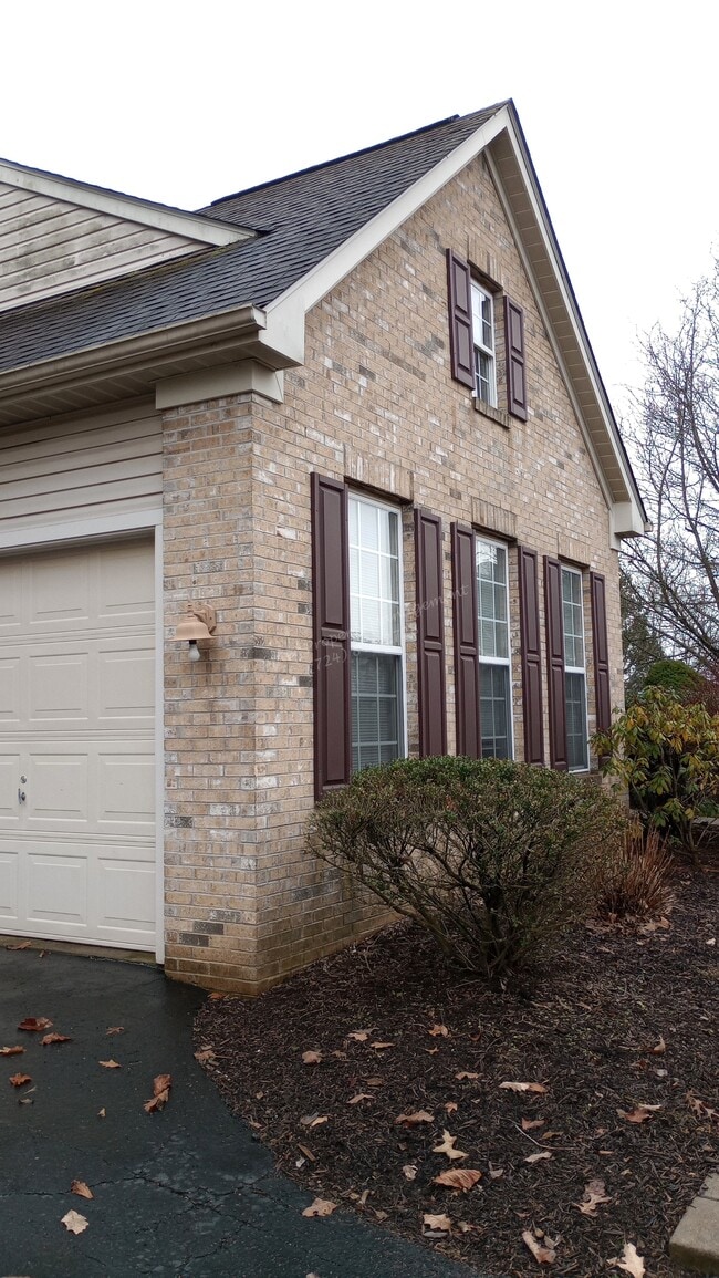 Photo - 709 Williamsburg Ct
