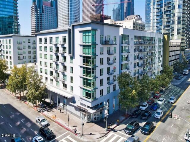 Building Photo - 645 W 9th St Unit 221