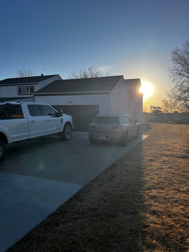 estacionamiento adicional - 13809 Greenfield Rd