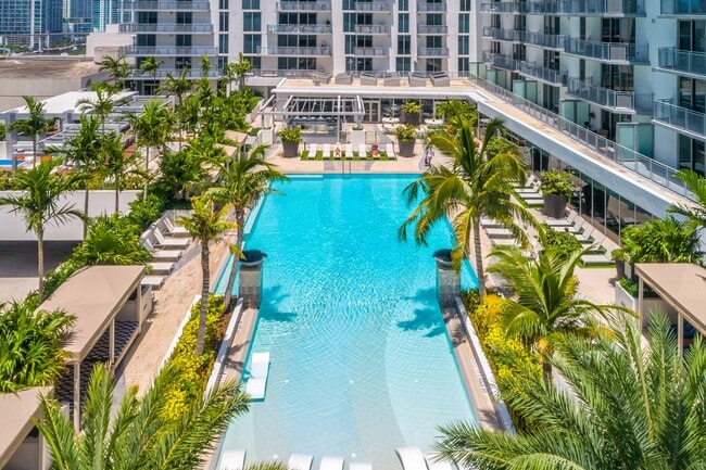 Luxurious rooftop pool deck - Monarc at Met