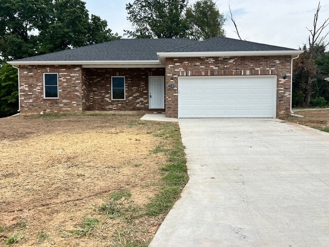 Building Photo - 3 bedroom 1 bath 2 car garage Rental