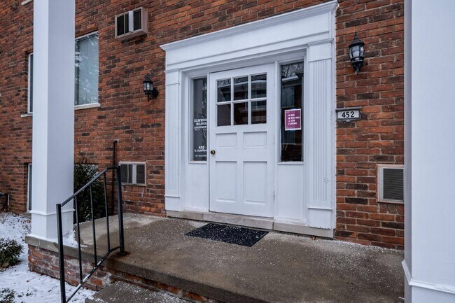 Elmwood Manor Apartments