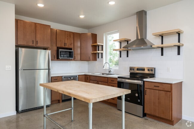 1BR, 1BA - 651SF - Kitchen - Vanne