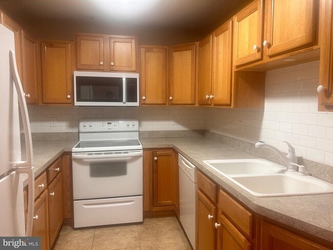 Photo - 140 Lexington Ct