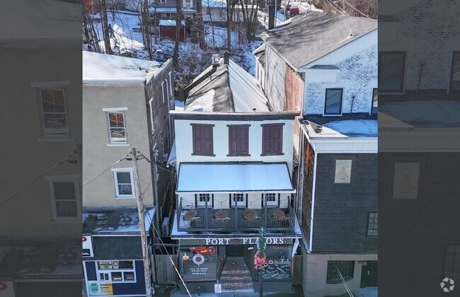Building Photo - 3 Bedroom Newly Renovated  Apartment with ...